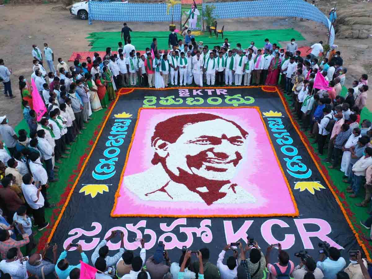 పత్తి, ఎండుమిర్చితో కేసీఆర్‌ చిత్రం..