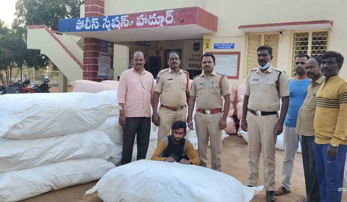 Crime News | అక్రమంగా పొగాకు స్మగ్లింగ్.. రూ.14 లక్షల విలువైన సరుకుతో దొరికిన లారీ