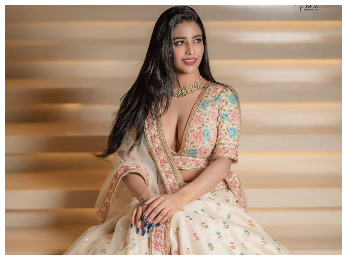 Daksha Nagarkar | వయ్యారాలు ఒలకబోస్తున్న దక్ష నాగర్కర్..