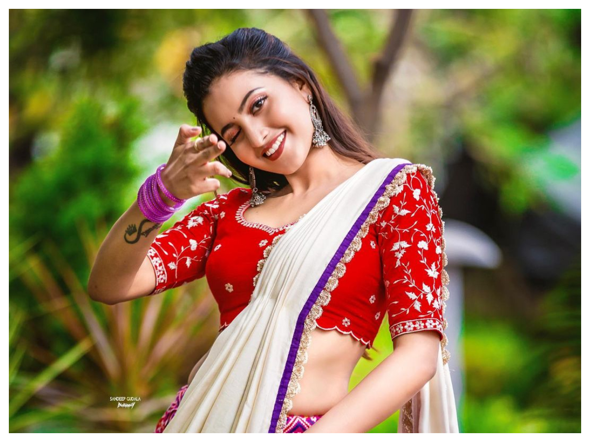 Deepika Pilli | హాఫ్ శారీలో మెరిసిపోతున్న దీపికా పిల్లి..