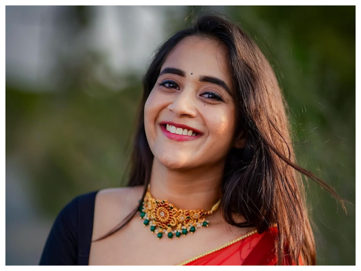 Deepthi Sunaina | నవ్వుతో కుర్రకారు హృదయాలను కొల్లగొడుతున్న దీప్తి సునైనా..