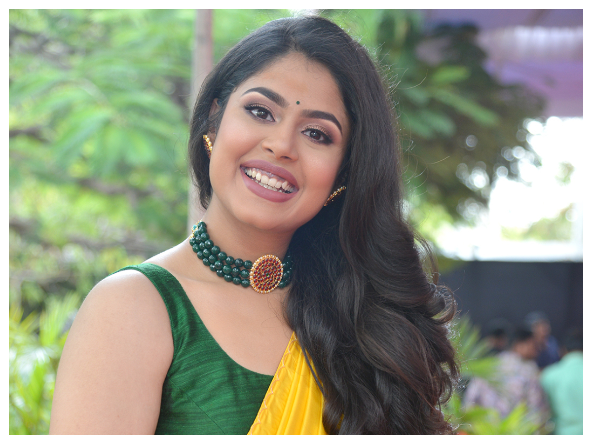 Faria Abdullah | నవ్వుతో కుర్రకారు హృదయాలను కొల్లగొడుతున్న ఫరియా అబ్దుల్లా..