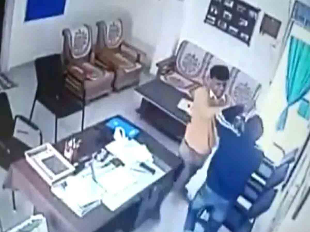 కాలేజీ ప్రిన్సిపాల్‌పై  ప్రొఫెస‌ర్ దాడి… ఎందుకంటే?