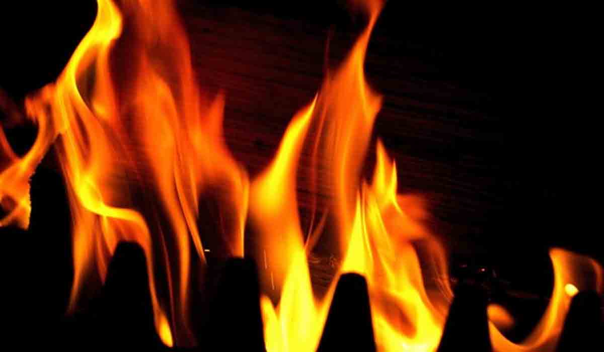 తప్పిన ప్రమాదం.. కిరాణా దుకాణంలో చెలరేగిన మంటలు