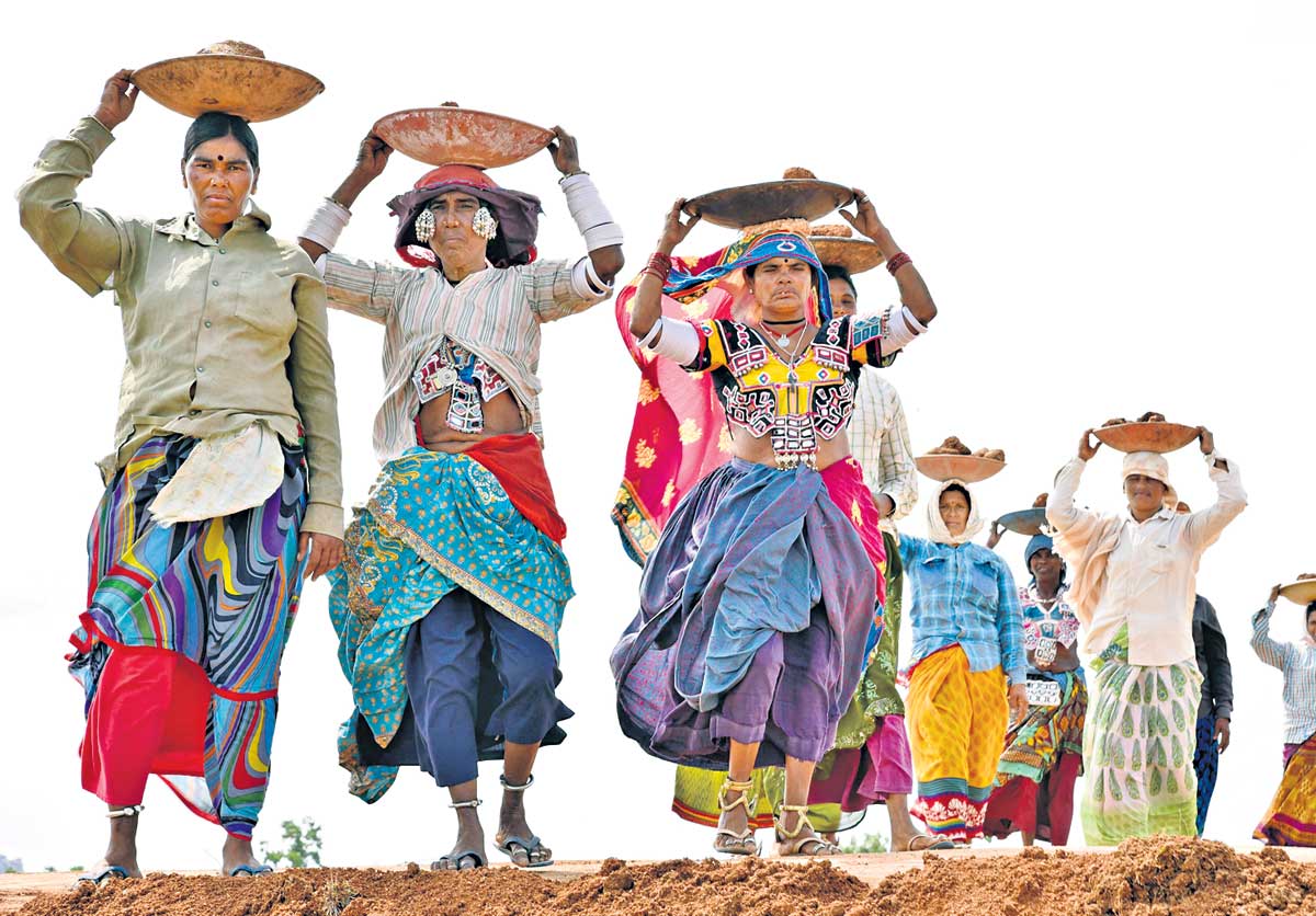 ఉపాధి కూలీల నోట్లో మట్టి!