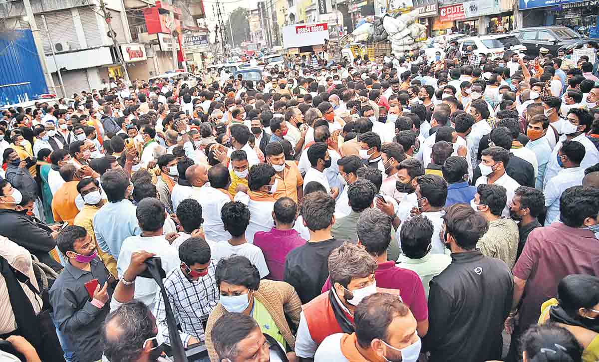 అక్కడ అలా.. ఇక్కడ ఇలా..