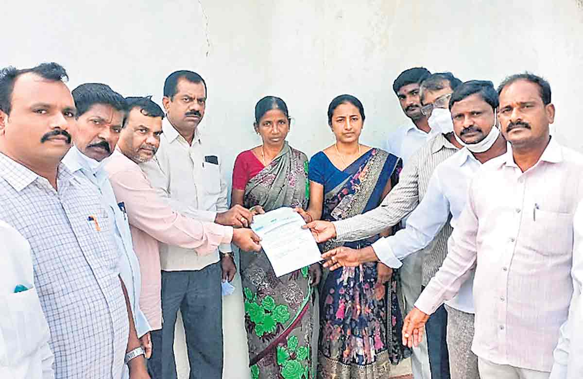 గీత కార్మికులకు ఆర్థిక సాయం