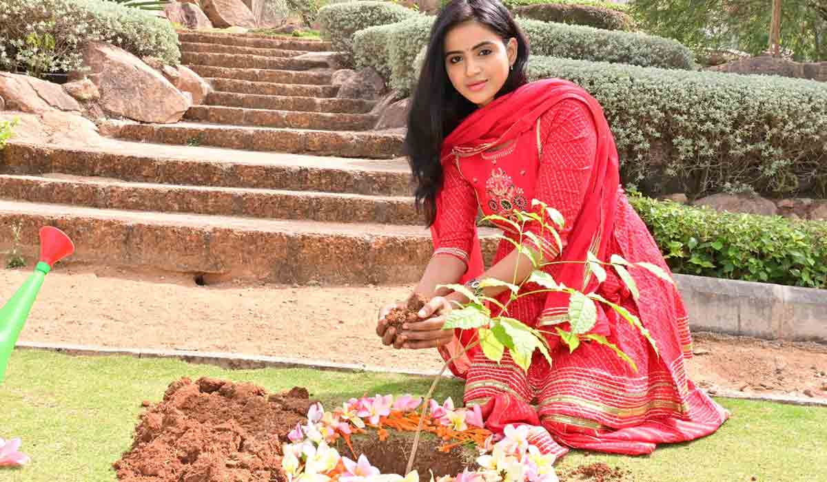 గ్రీన్ ఇండియా ఛాలెంజ్.. మొక్కలు నాటిన నటి నవీనారెడ్డి