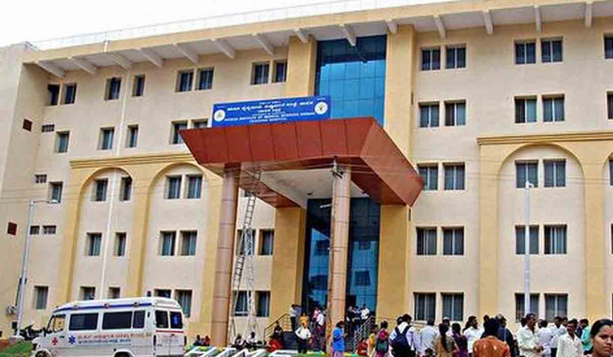 లిఫ్ట్‌లో జూనియ‌ర్‌కు కిస్ ఇచ్చిన‌ సీనియ‌ర్ డాక్ట‌ర్