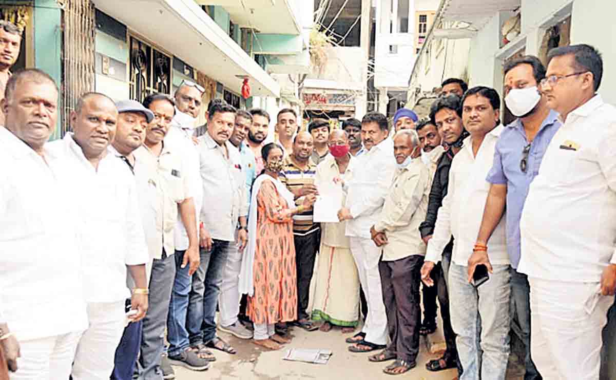 సీఎం రిలీఫ్‌ ఫండ్‌ చెక్కులు పంపిణీ