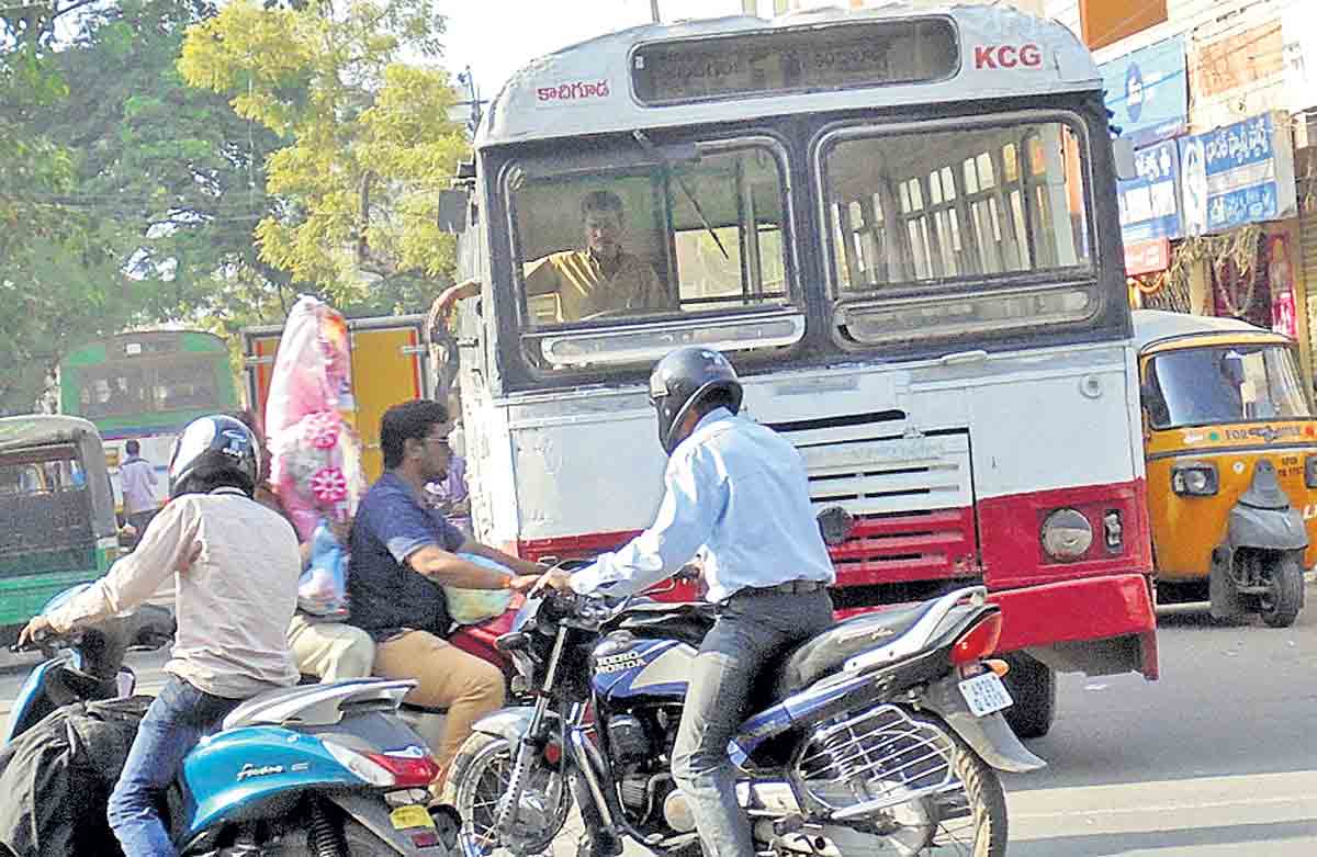 ట్రాఫిక్‌ సిగ్నల్‌ ఏర్పాటు చేయండి..
