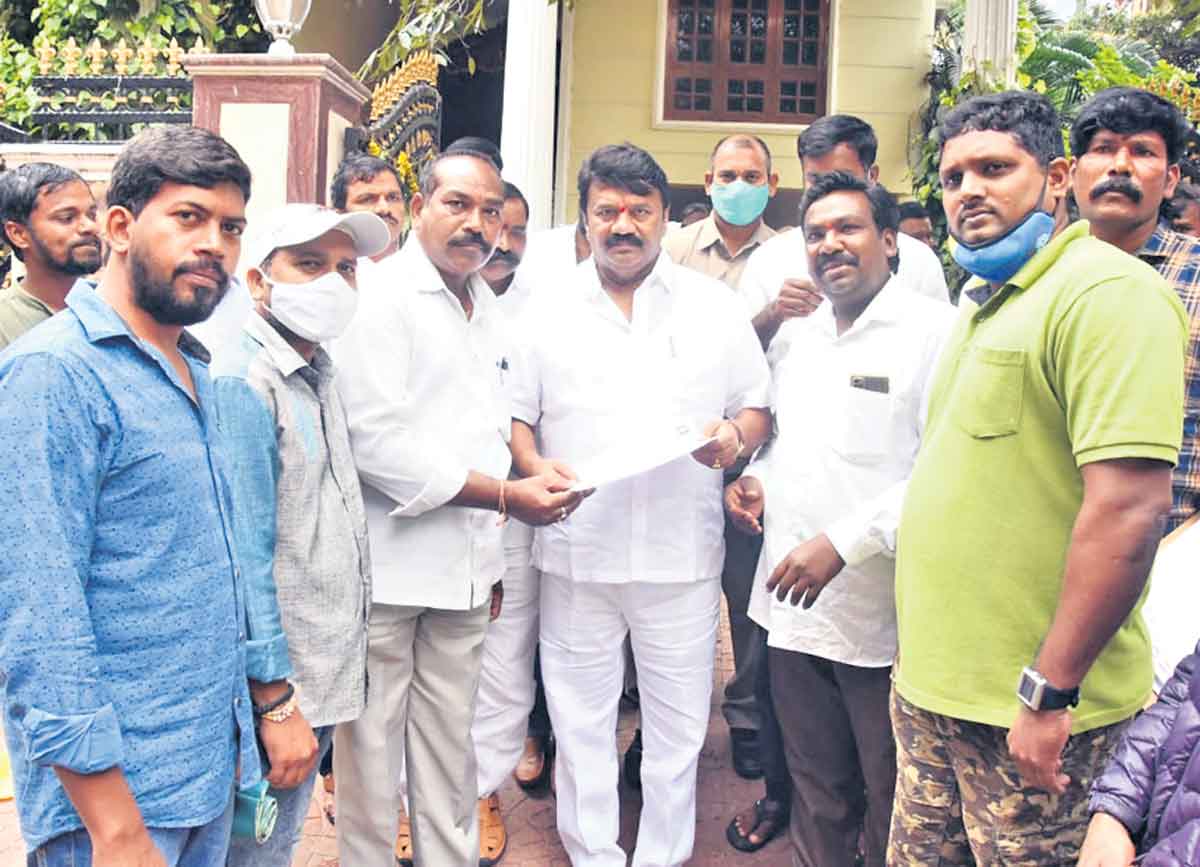 బస్తీ సమస్యలు పరిష్కరిస్తా