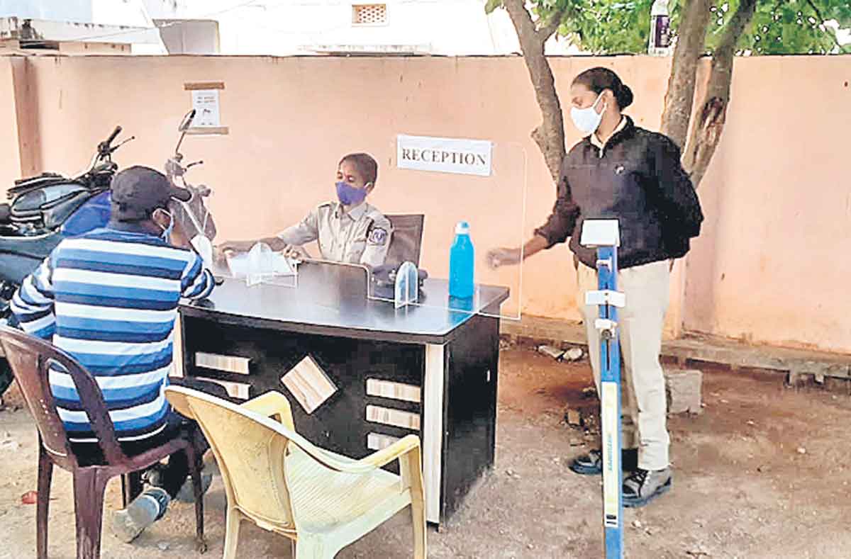 వైరస్‌ బారినపోలీసులు..వైద్యులు..