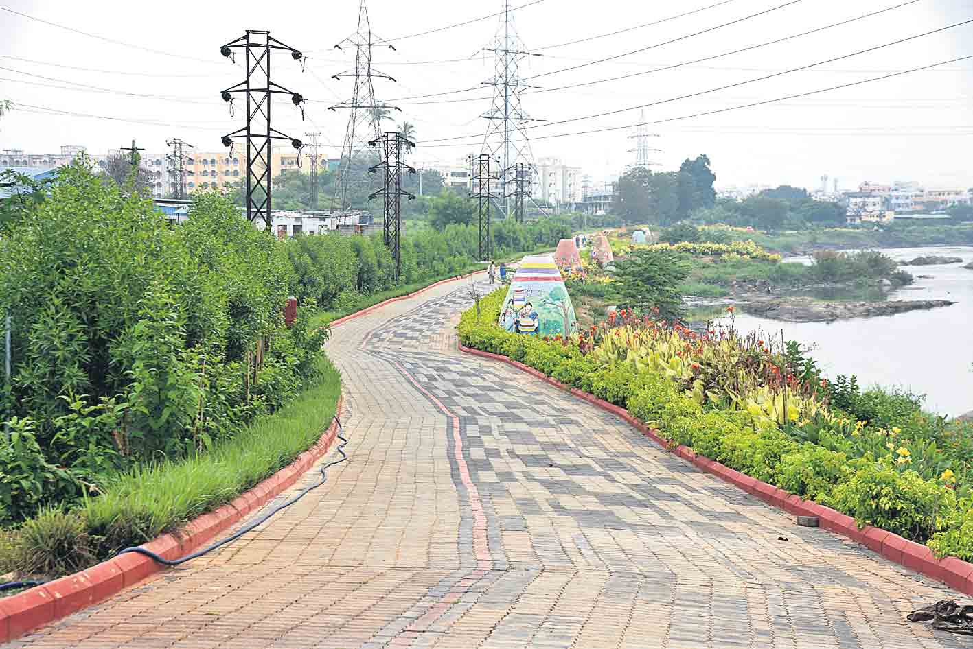 మూసీకి ఇరువైపులా రేడియల్‌ రోడ్లు