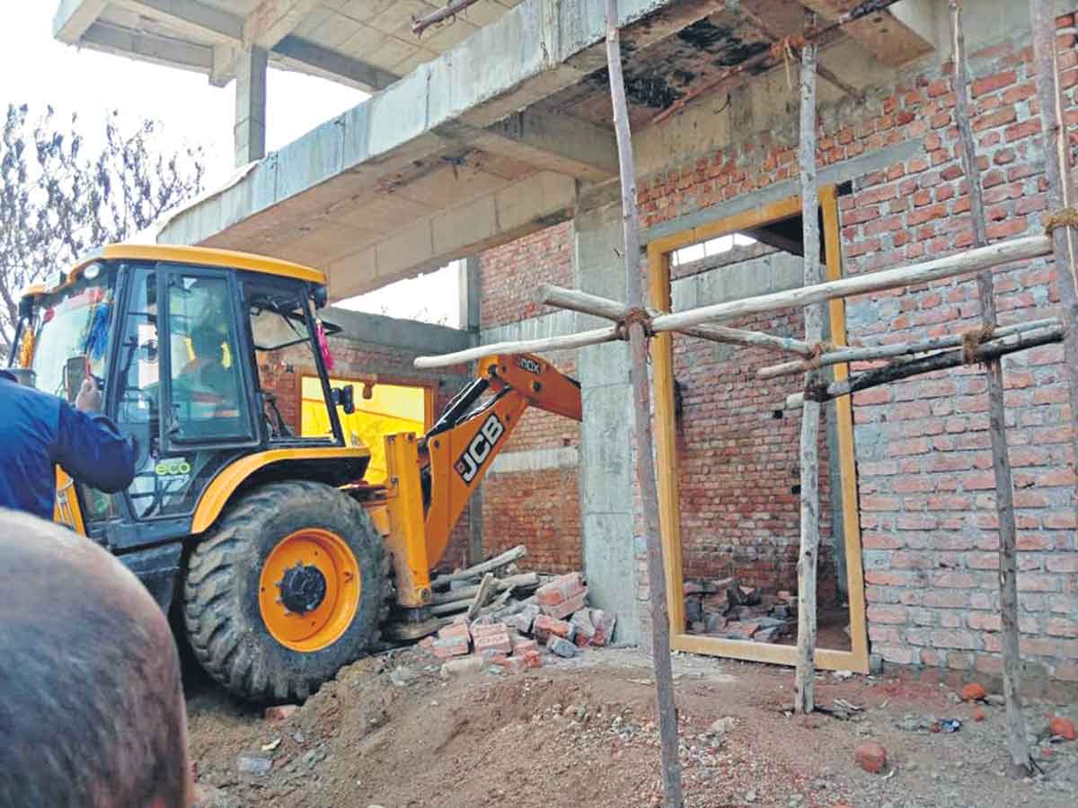 ఆగకుండా.. నిర్మాణాల కూల్చివేత