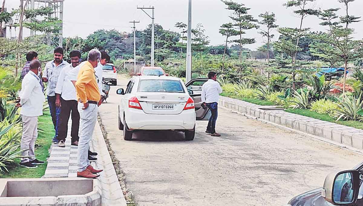 రియల్‌ రారాజు శ్రీలోగిళ్లు