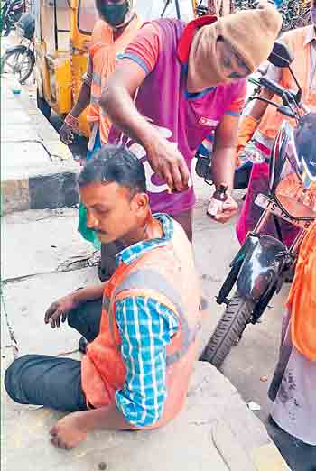 పై నుంచి వేడి గంజి పోశారు..