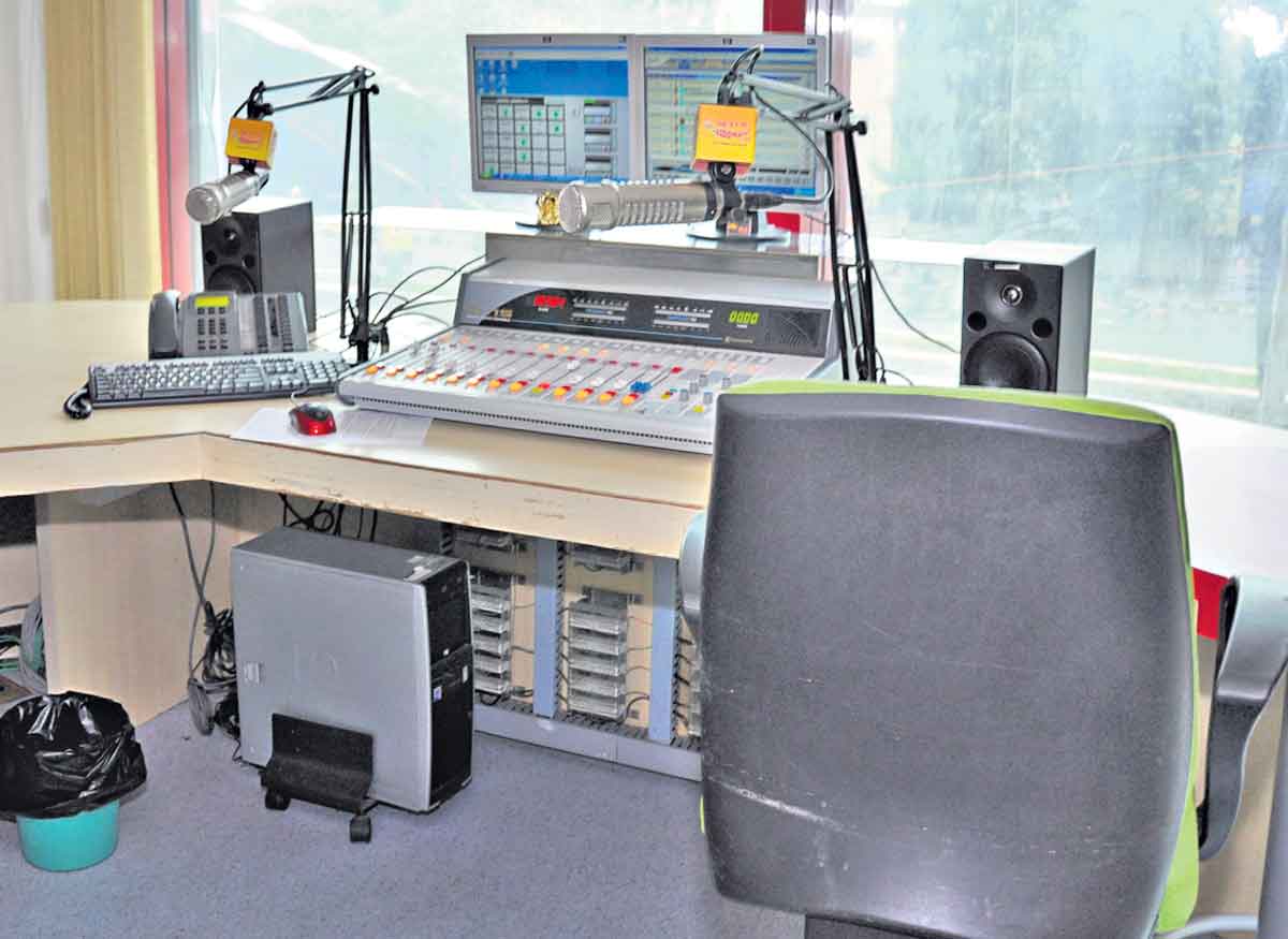 శ్రోతలకు దూరమైన ‘బి’ స్టేషన్‌