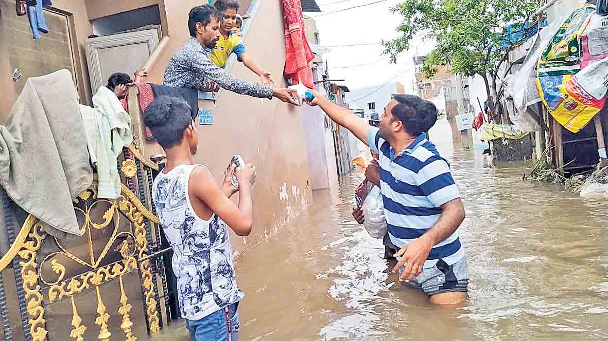 సేవ చేస్తూ.. ఆకలి తీరుస్తూ