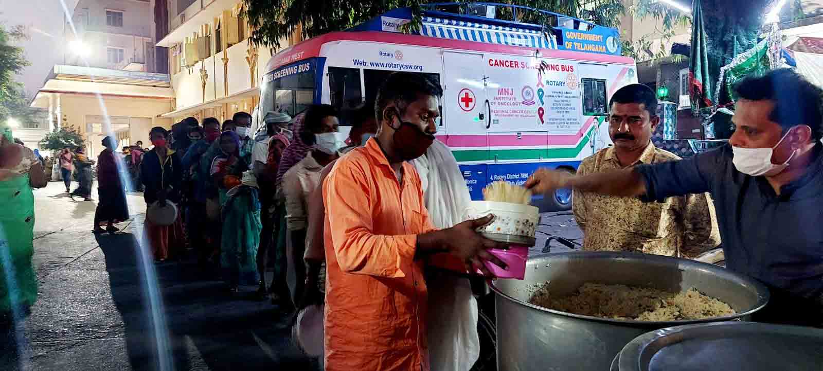 ఆసుపత్రిలో అన్నదానం..