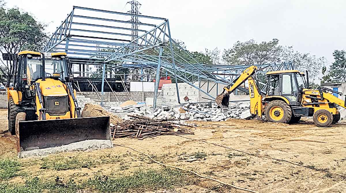 అక్రమ నిర్మాణాలు కూల్చివేత