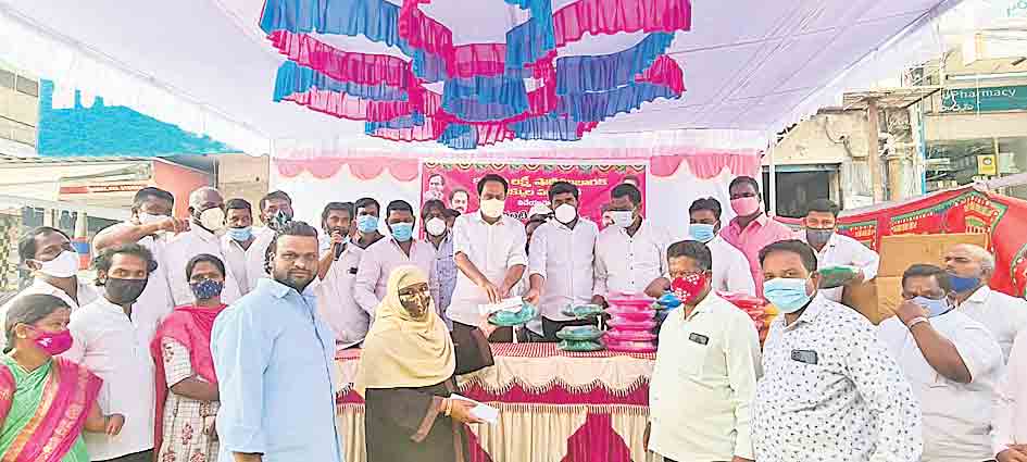 మానవీయ కోణంలో సంక్షేమ పథకాలు