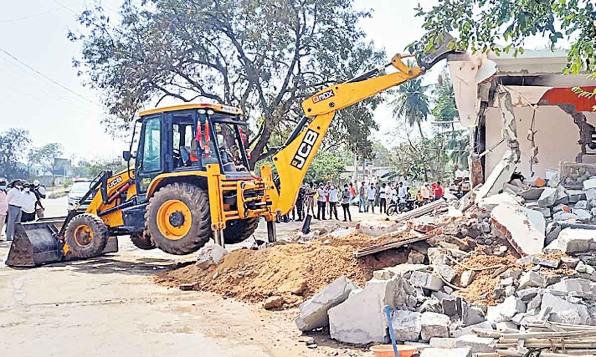 అక్రమ నిర్మాణాలపై ఉక్కుపాదం