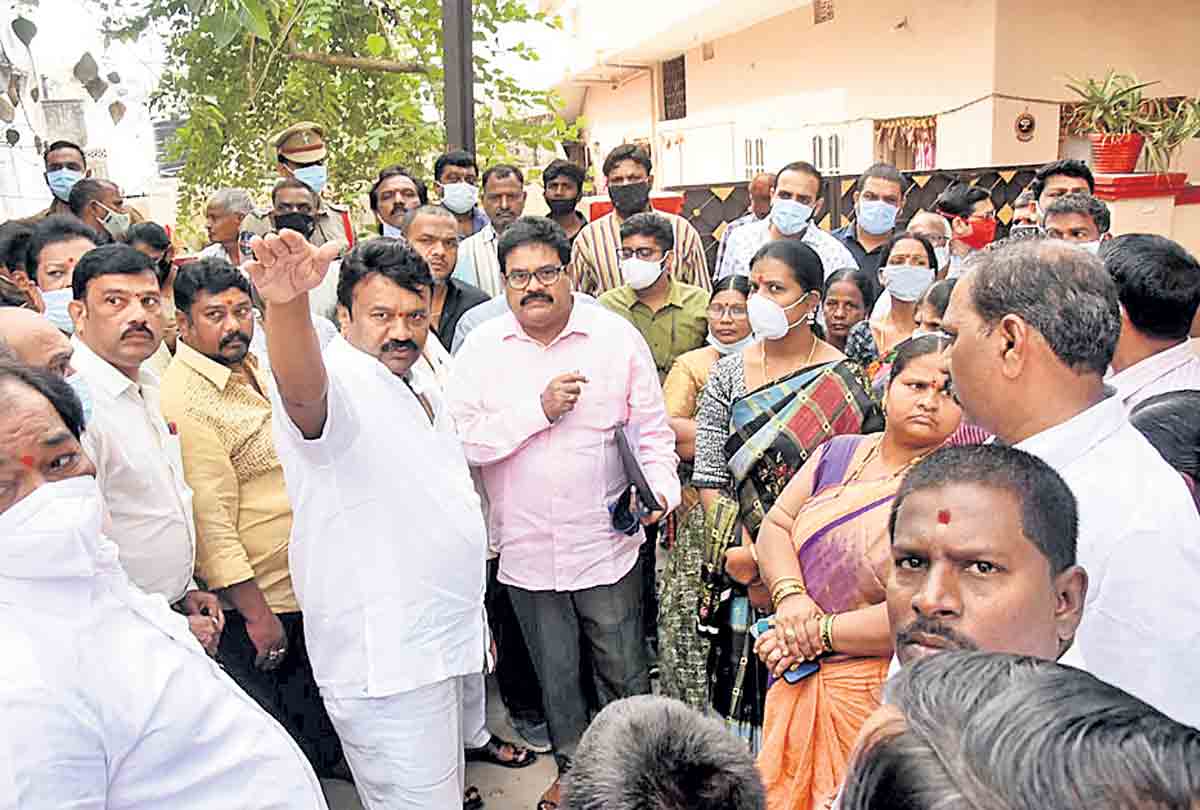 సీసీ కెమెరాలు ఏర్పాటు చేయండి