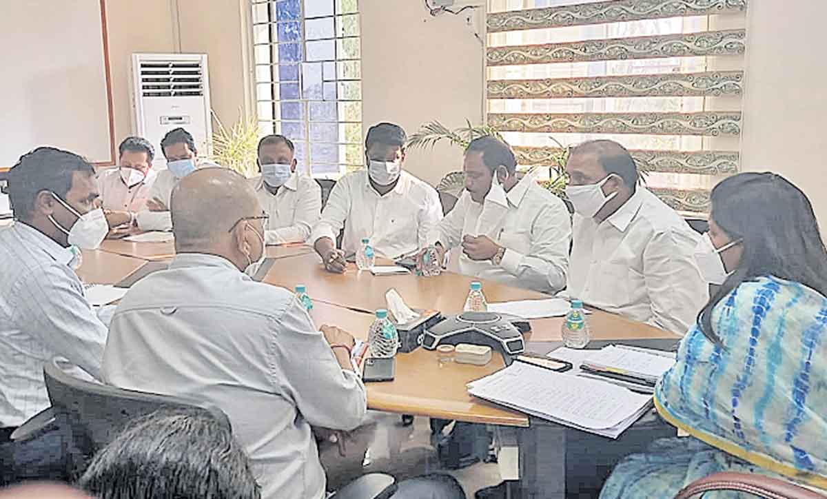 జాప్యం చేసే గుత్తేదారులపై చర్యలు