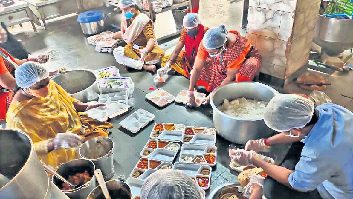 కరోనా బాధితులకు ‘సాయి’ అన్నదానం