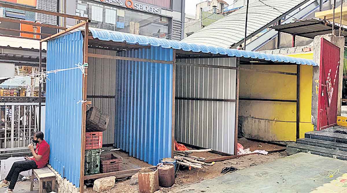 రోడ్డును ఆక్రమించి నిర్మాణం..