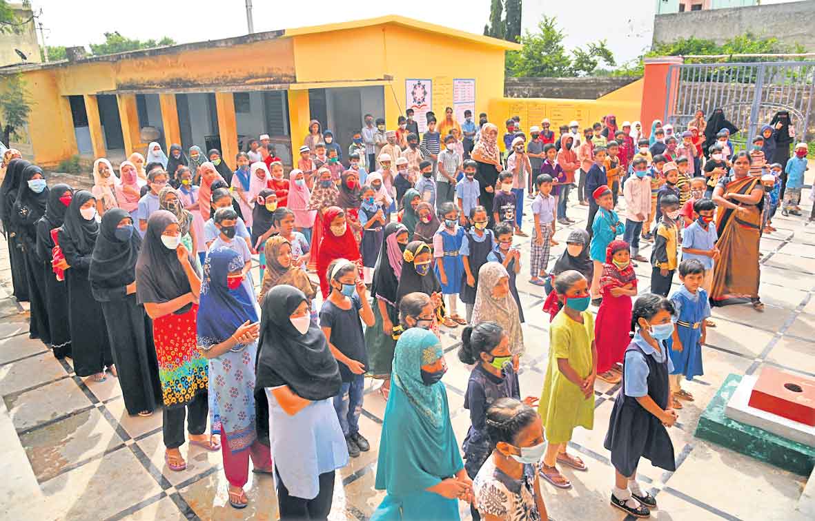 బడి కోసం.. బాధ్యతగా కదిలి..