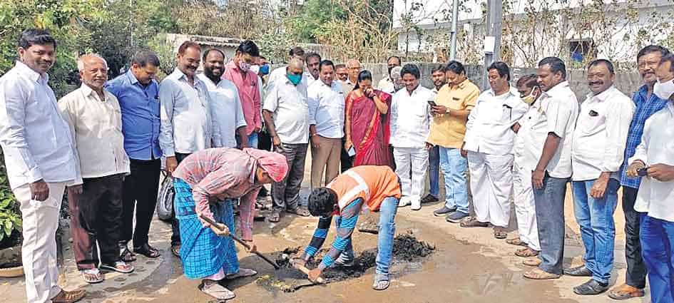 కాలనీల సమగ్రాభివృద్ధికి కృషి : కార్పొరేటర్‌