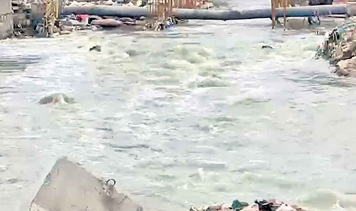 ఆకాల వర్షం… కాలనీలు జలమయం