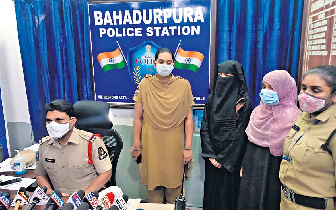 చేరదీసి.. చెరిపేశారు