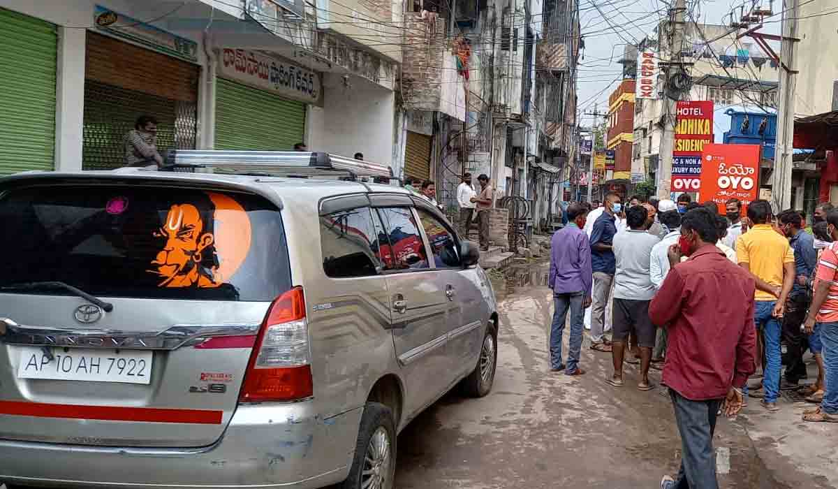 హ‌నుమ‌కొండ చౌర‌స్తా.. కారులో మృత‌దేహం క‌ల‌క‌లం