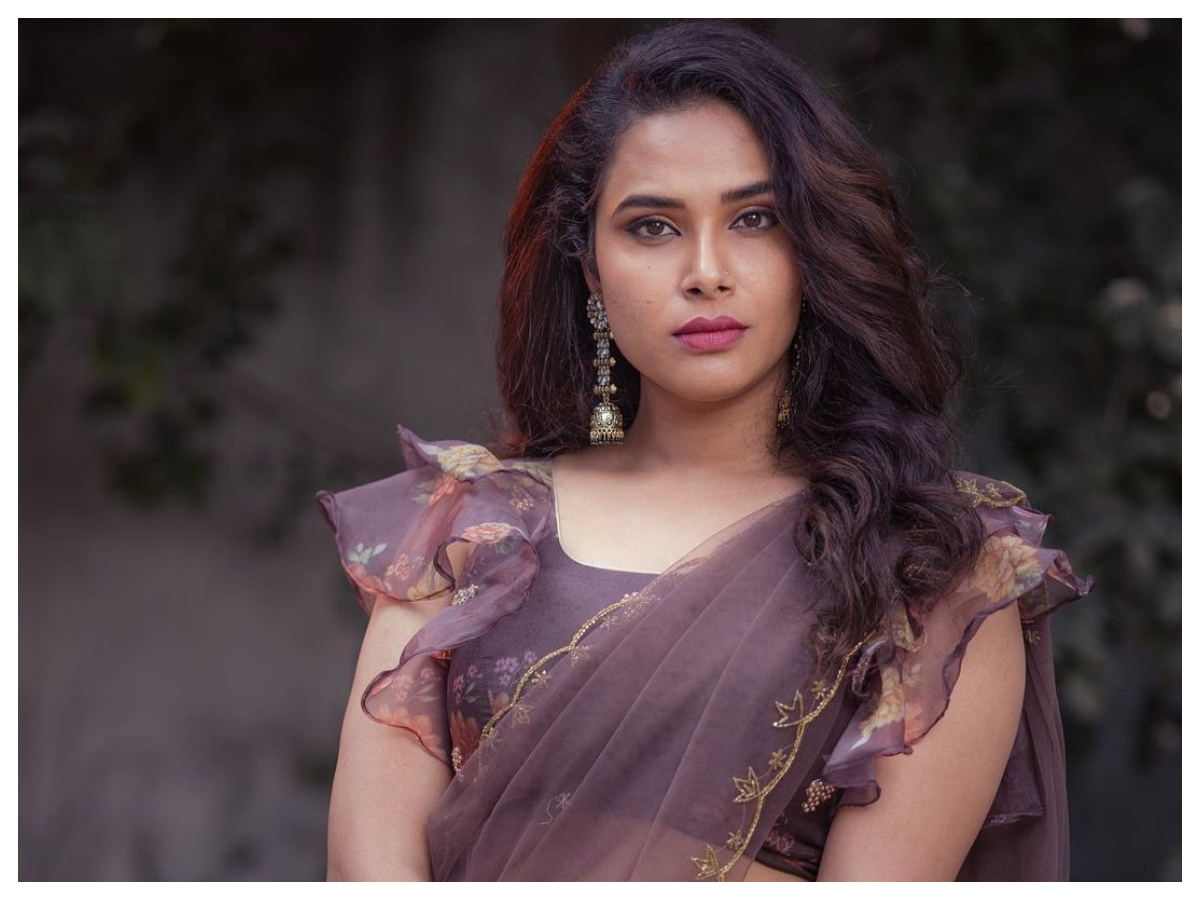 Hari Teja | అందంతో కైపెక్కిస్తున్న హరితేజ..