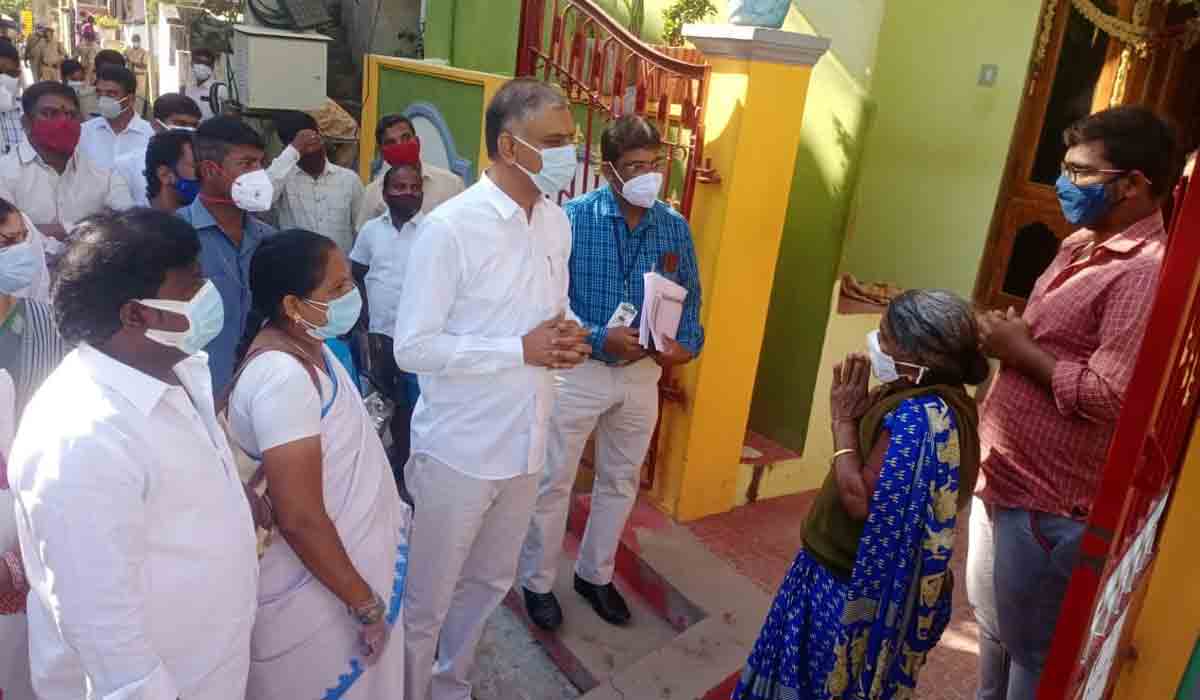 సిద్దిపేట‌లో ఫీవ‌ర్ స‌ర్వే.. ప‌రిశీలించిన మంత్రి హ‌రీశ్‌రావు