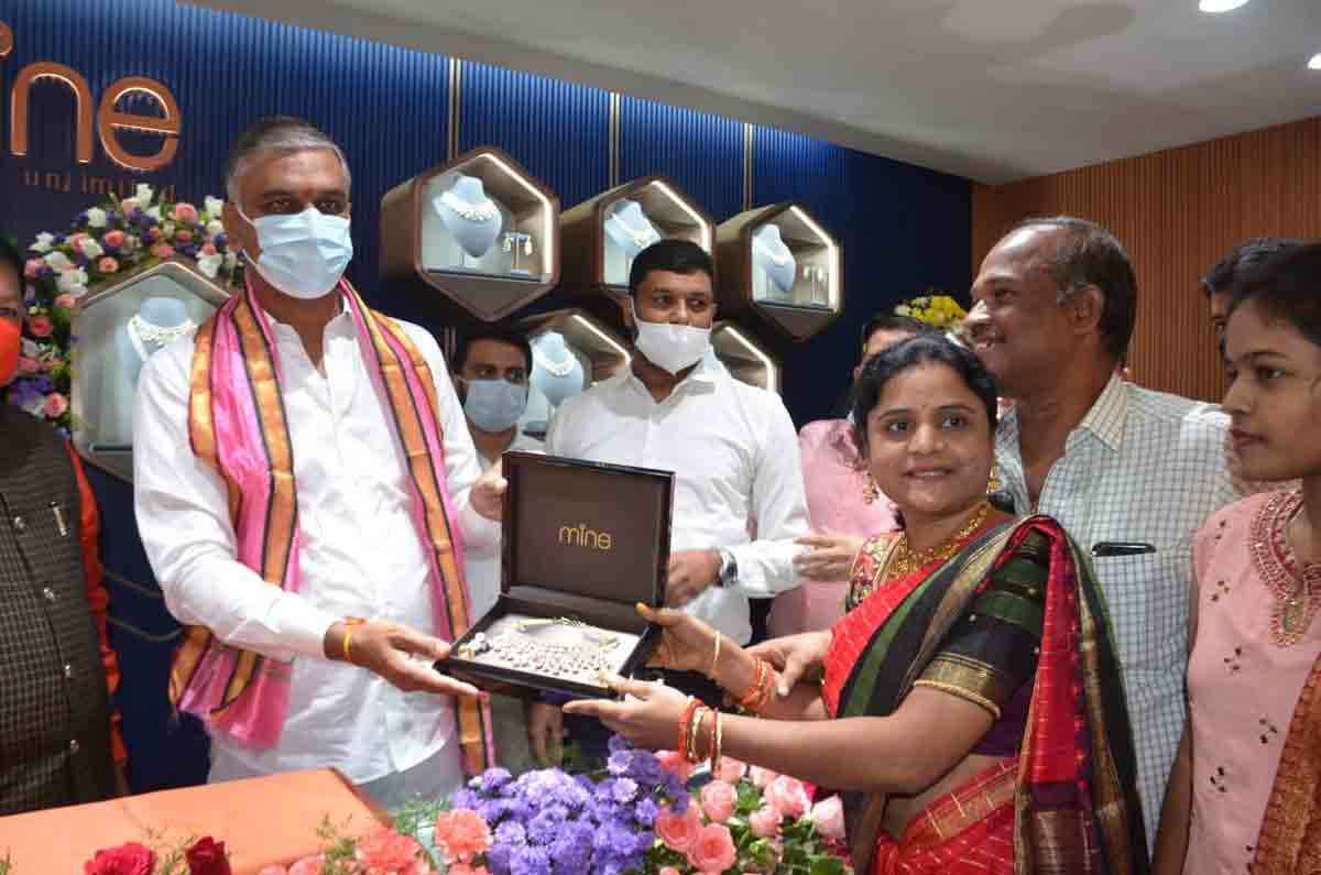 సిద్దిపేటలో మలబార్‌ గోల్డ్‌ అండ్‌ డైమండ్‌ షోరూం