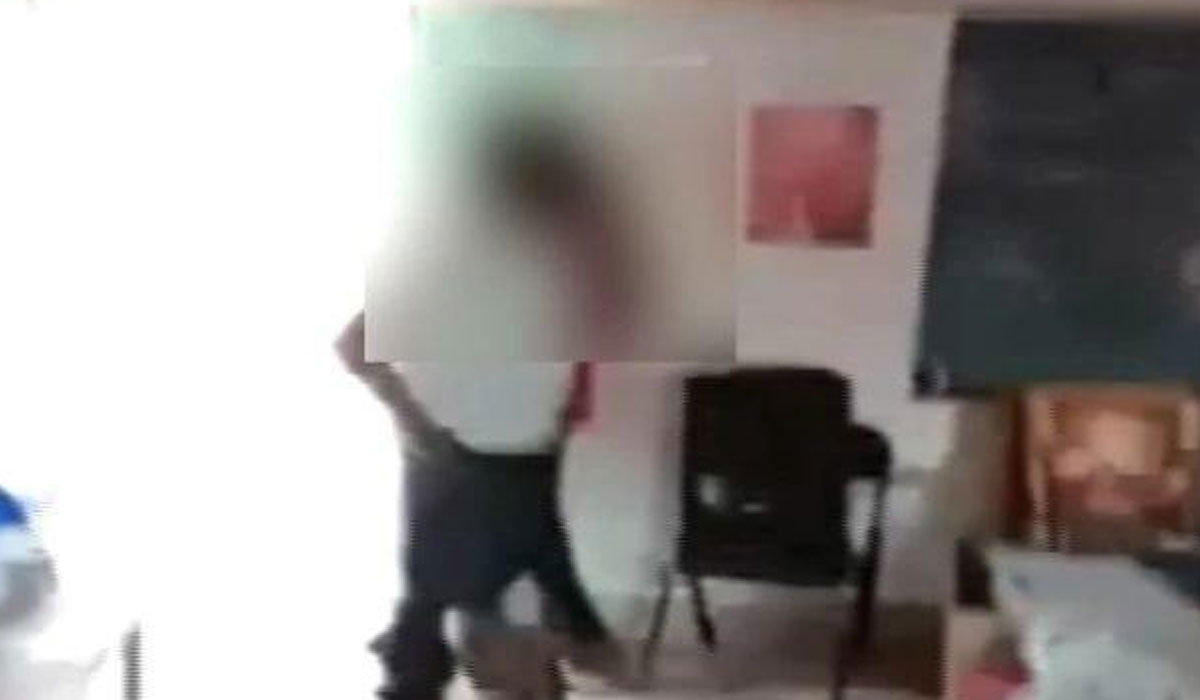 Crime News | అమ్మాయికి ముద్దు పెడుతున్న హెడ్‌మాస్టర్.. కిటికీలో నుంచి వీడియో తీయడంతో..