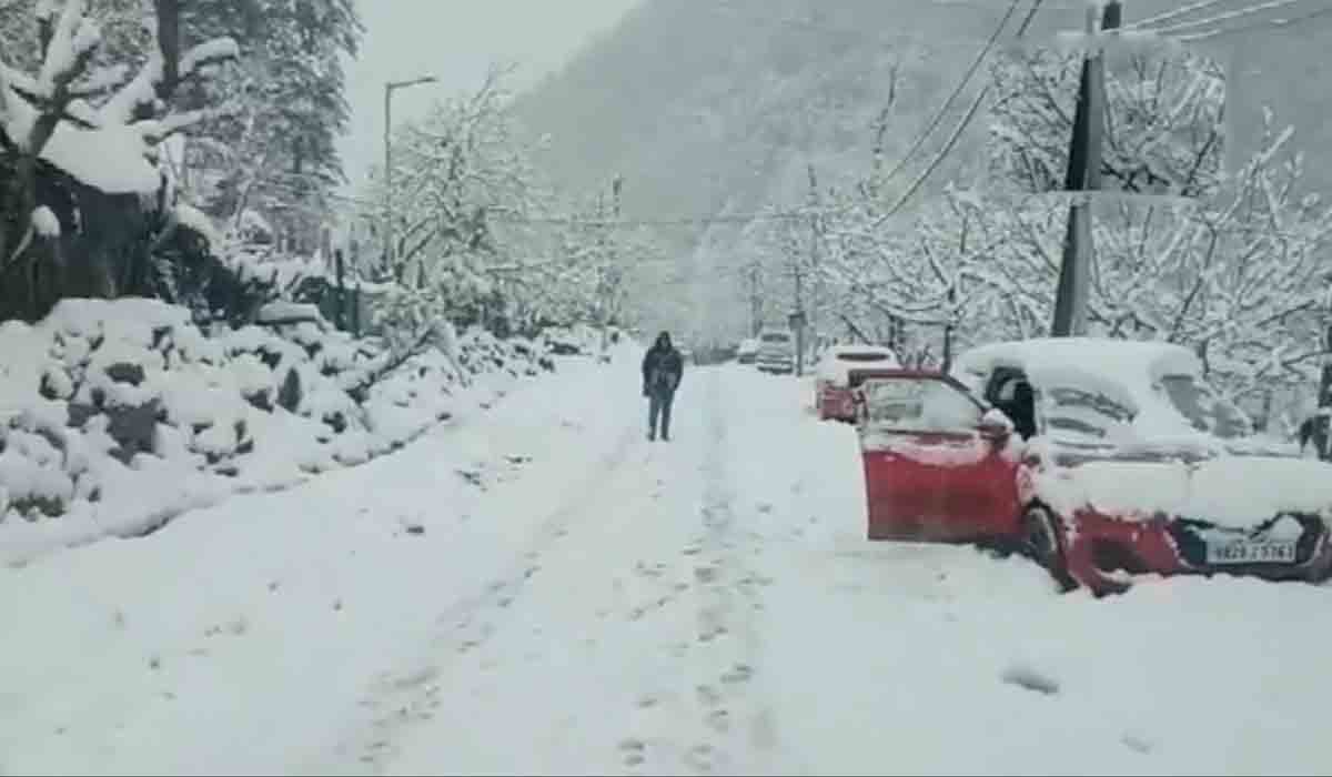 Fresh snowfall: ప‌హ‌ల్గామ్‌లో భారీగా మంచు వ‌ర్షం.. తెల్లదుప్ప‌టి ప‌రిచిన‌ట్లుగా ప‌రిస‌రాలు.. వీడియో
