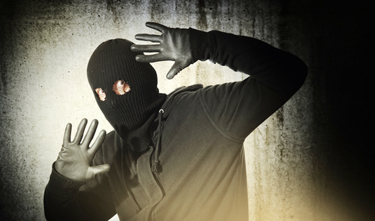 Chegunta | చేగుంటలో పట్టపగలు దొంగల హల్ చల్.. కారు అద్దాలు పగులగొట్టి రూ.5లక్షలు చోరీ