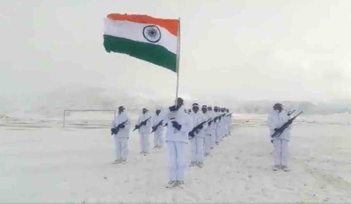 మైన‌స్ 35 డిగ్రీల సెల్సియ‌స్ ఉష్ణోగ్ర‌త‌లో రిప‌బ్లిక్ వేడుక‌లు.. వీడియో