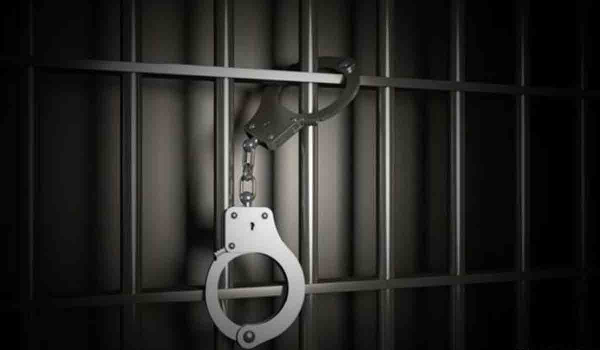 Inmate escaped: కోర్టులో విచార‌ణ‌కు వ‌చ్చి.. పోలీసుల‌ను బురిడీ కొట్టించి.. సంకెళ్ల‌తోనే ఖైదీ ప‌రార్‌..!