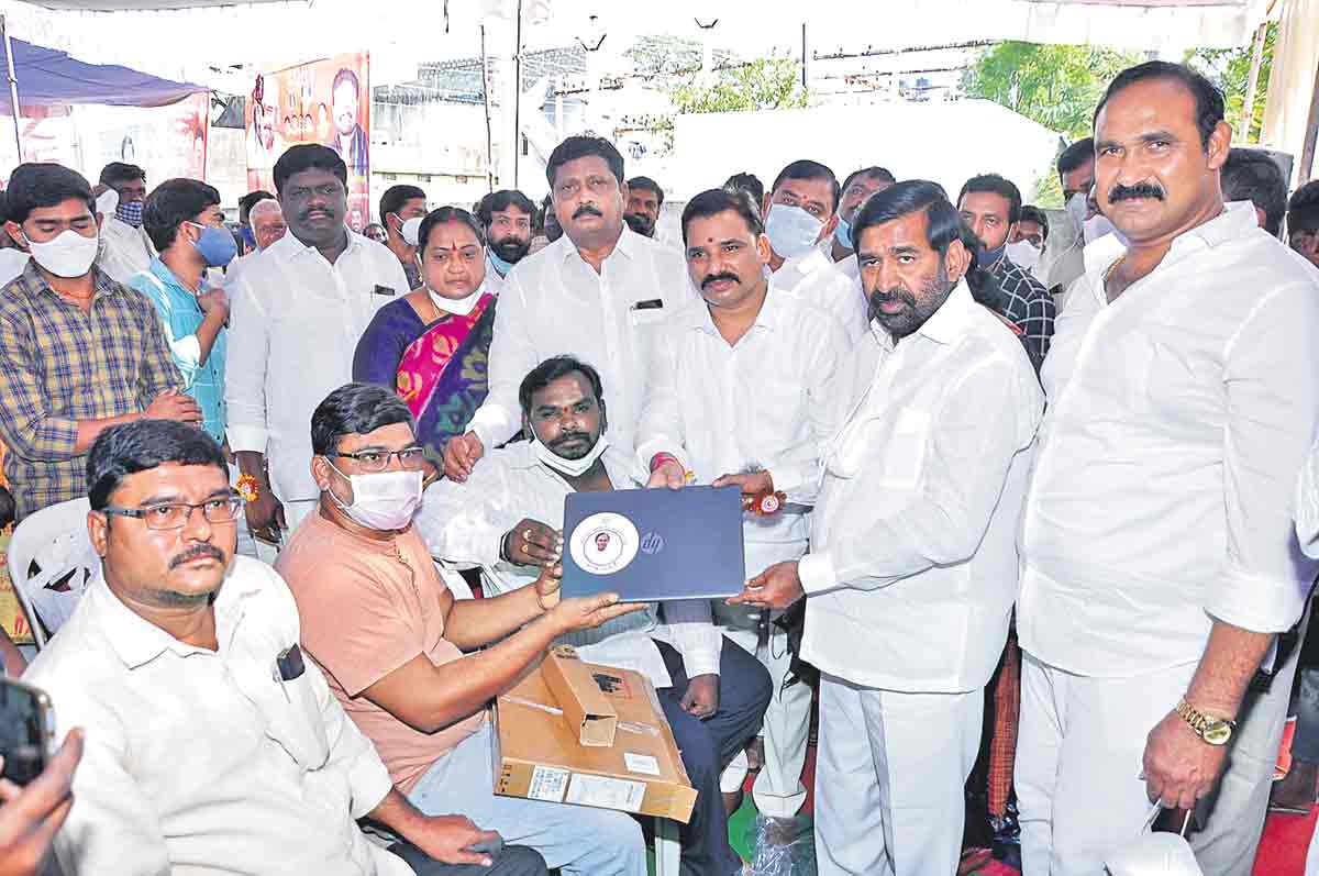 కేసీఆర్‌ విజన్‌కు 100 మైళ్ల దూరంలో బీజేపీ