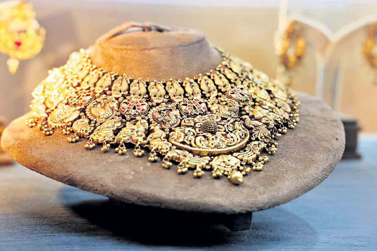 దిగొస్తున్న పసిడి