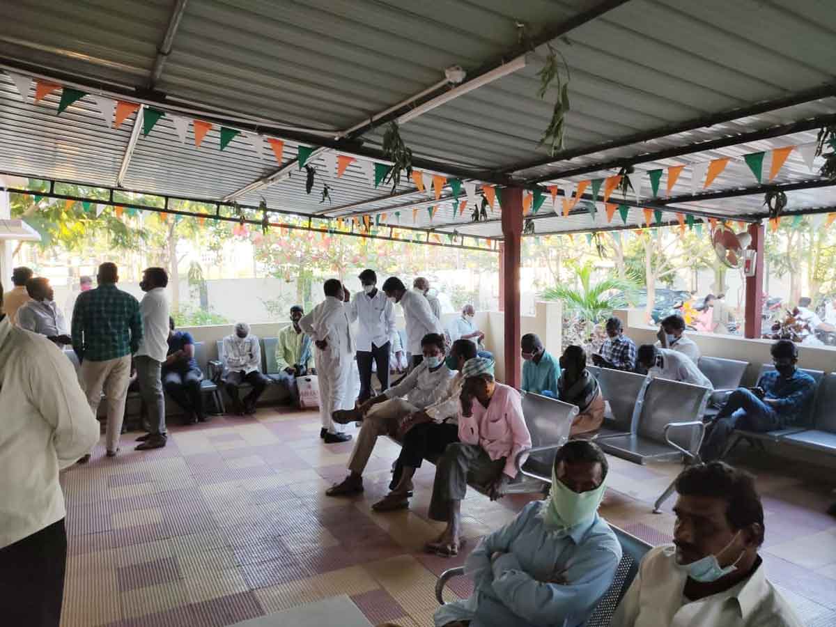 రిజిస్ట్రేషన్ల కోలాహలం..