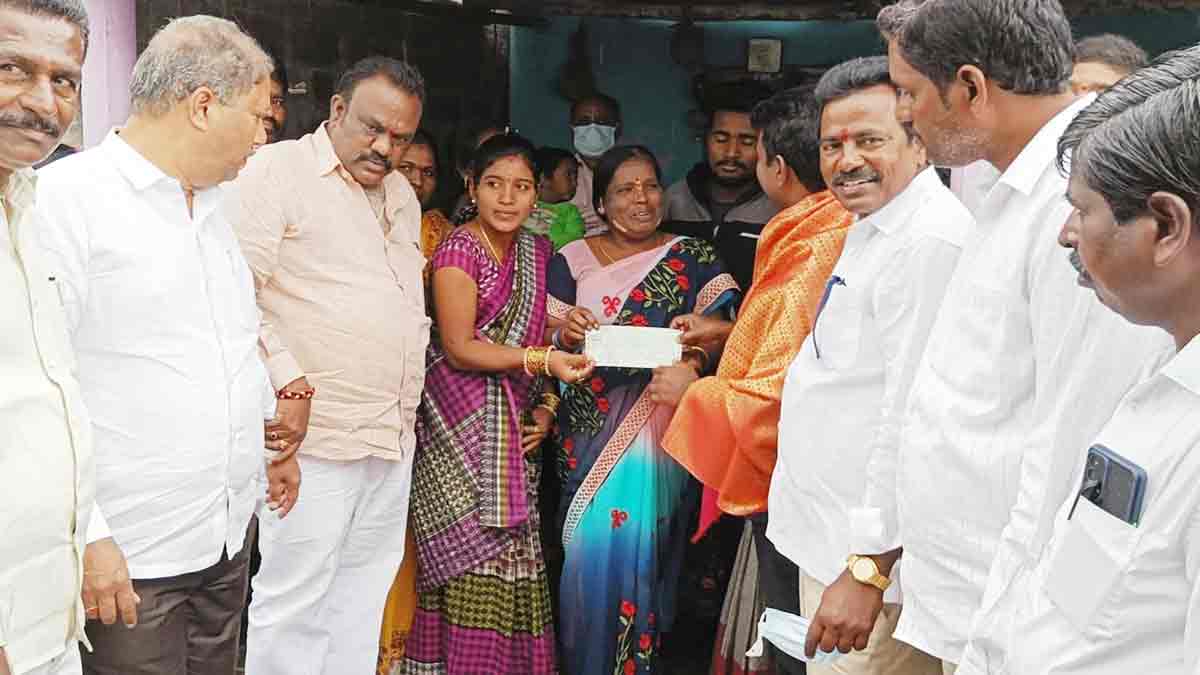 ఇంటింటికీ తిరుగుతూ.. ఆప్యాయంగా పలుకరిస్తూ