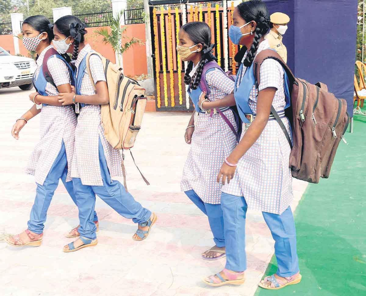 ఆంగ్ల మాధ్యమం అమలుతో ప్రభుత్వ పాఠశాలలవైపు చూపు