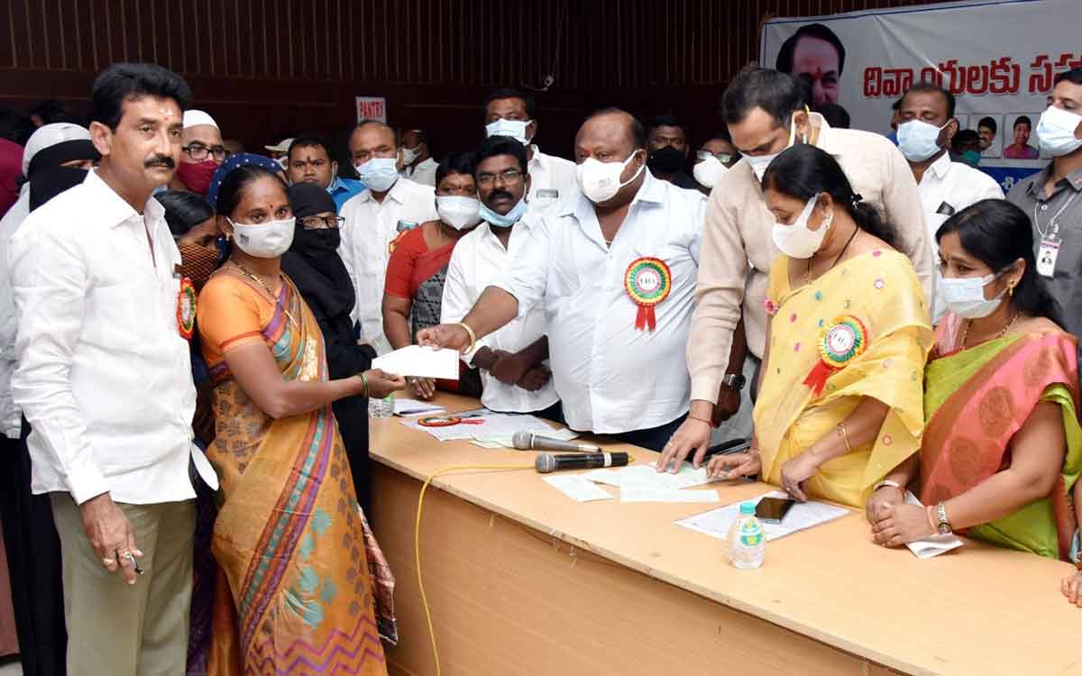 ఆడబిడ్డలకు అండగా సర్కారు